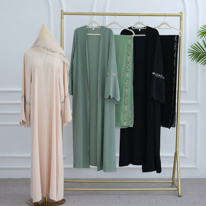 Abaya mit Tuch und Blumendetails