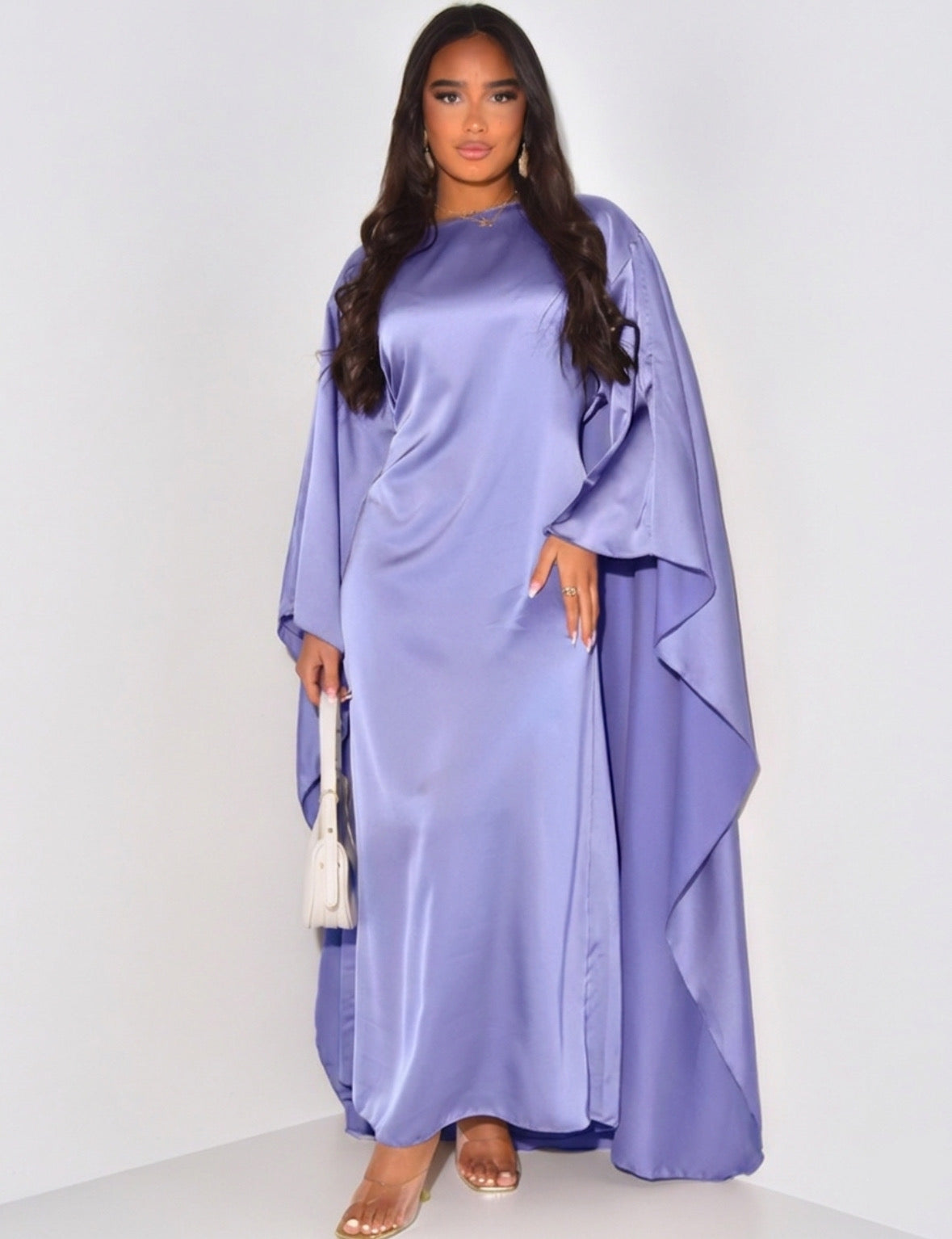 Kleid aus Satin mit Umhang