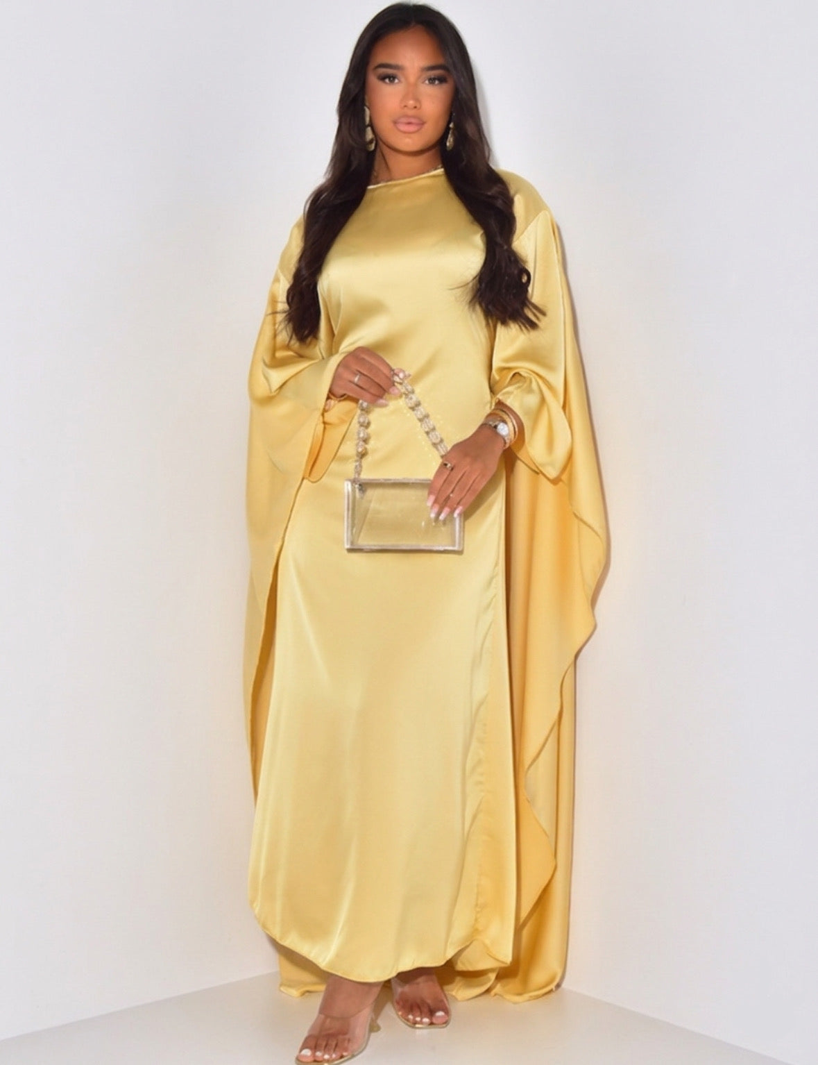 Kleid aus Satin mit Umhang