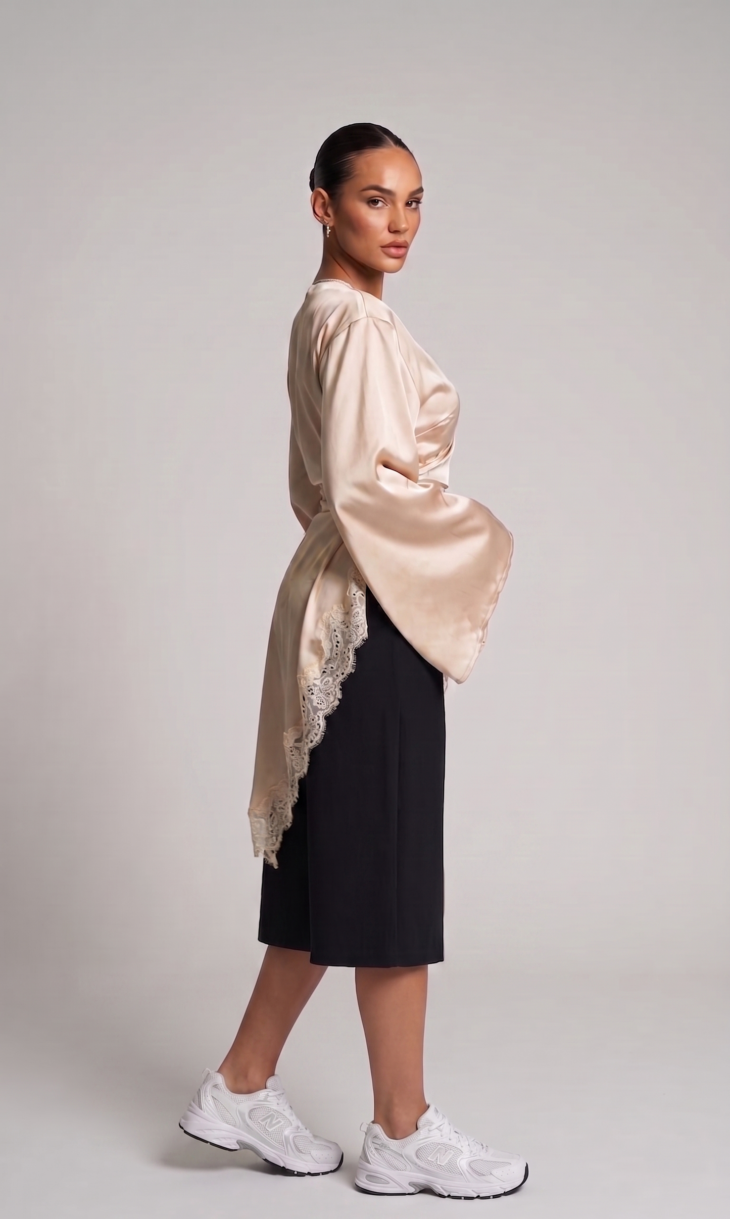 Tunika aus Satin mit Spitze