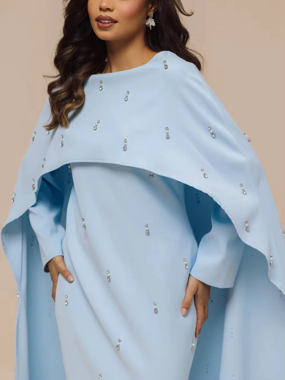 Abaya mit Cape und Applikationen