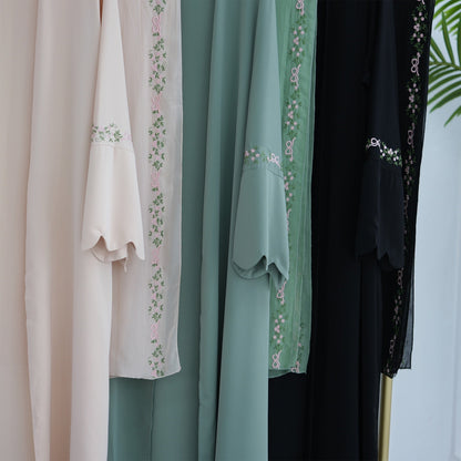 Abaya mit Tuch und Blumendetails