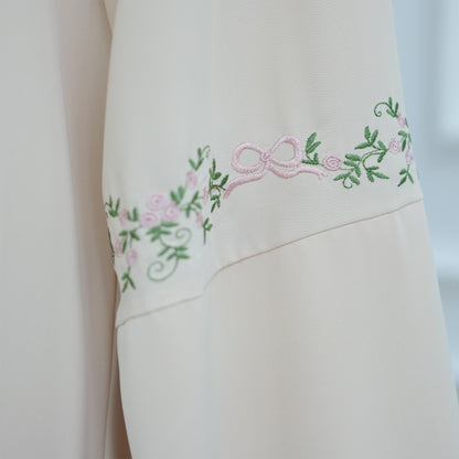 Abaya mit Tuch und Blumendetails