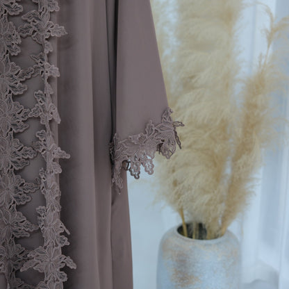 Kimono mit Spitzebesatz
