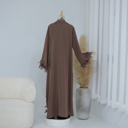 Kimono mit Spitzebesatz