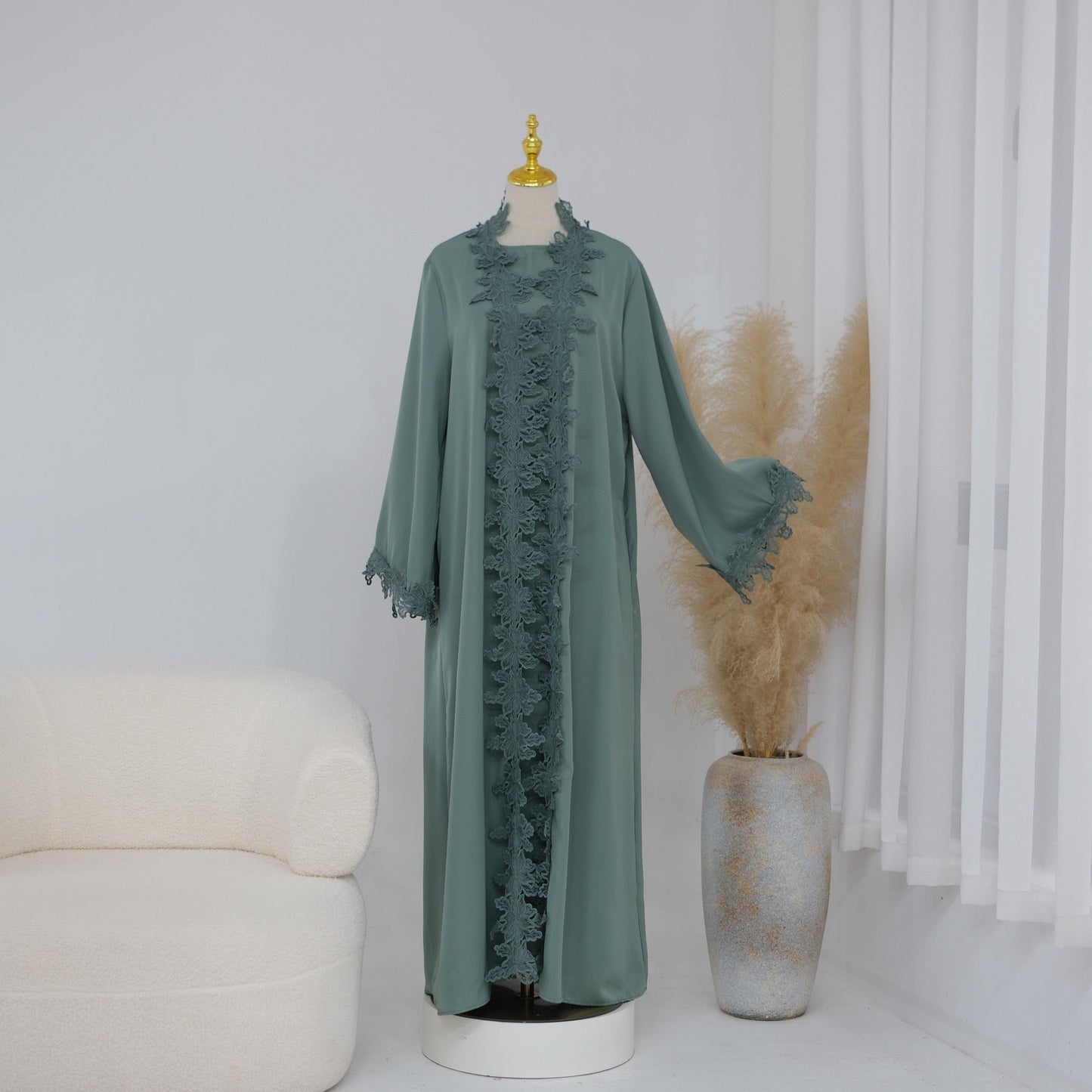 Kimono mit Spitzebesatz