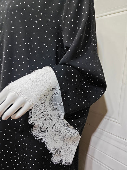 Gepunktete Abaya mit Spitzencape