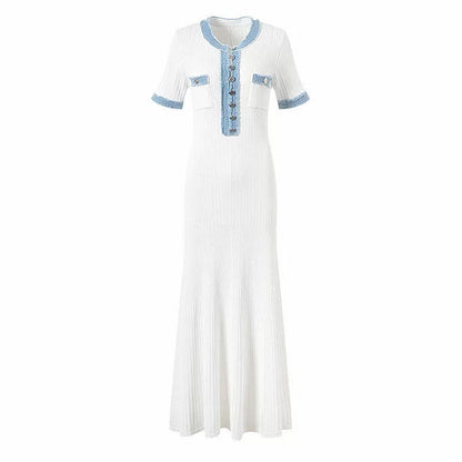 Sommerkleid mit blauen Akzenten