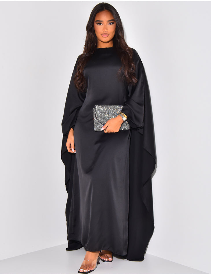 Kleid aus Satin mit Umhang