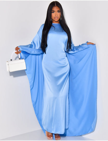Kleid aus Satin mit Umhang