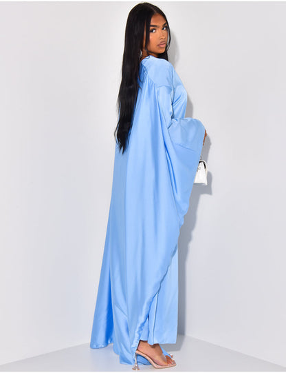 Kleid aus Satin mit Umhang