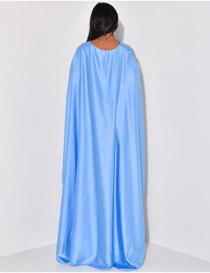 Kleid aus Satin mit Umhang